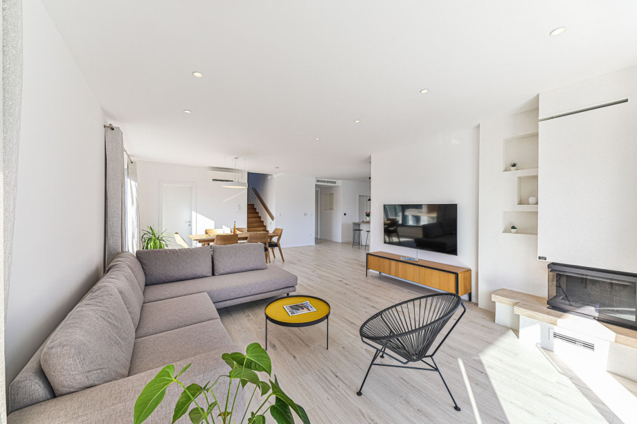 Spacious living room with a flat-screen TV and a very bright and open living area