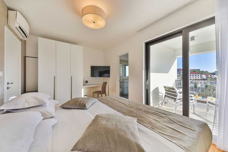 Bedroom NO1 (14,5 sqm) offers a King size bed 180x210cm, en-suite bathroom with shower, A/C, TV and a balcony overlooking the sea and the pool.
