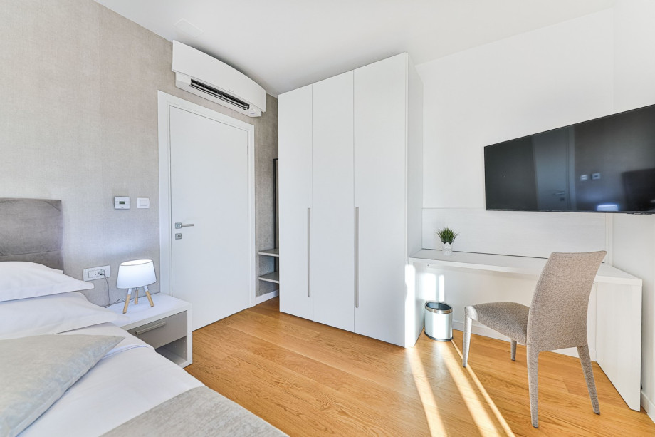 Bedroom NO1 (14,5 sqm) offers a King size bed 180x210cm, en-suite bathroom with shower, A/C, TV and a balcony overlooking the sea and the pool.