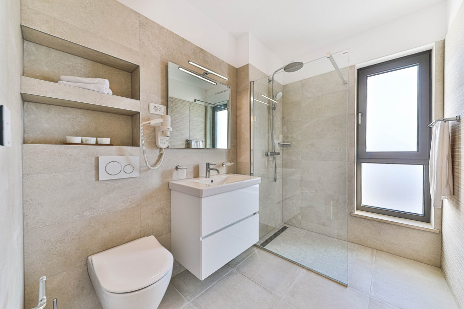 En-suite Bathroom in Bedroom Nr. 1 with walk-in shower