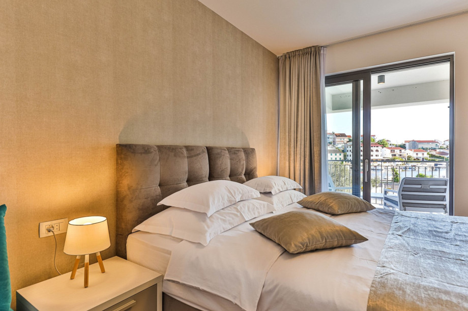 Bedroom NO2 offers a  King size bed, an e-siute bathroom and and a balcony overlooking the sea and the pool.