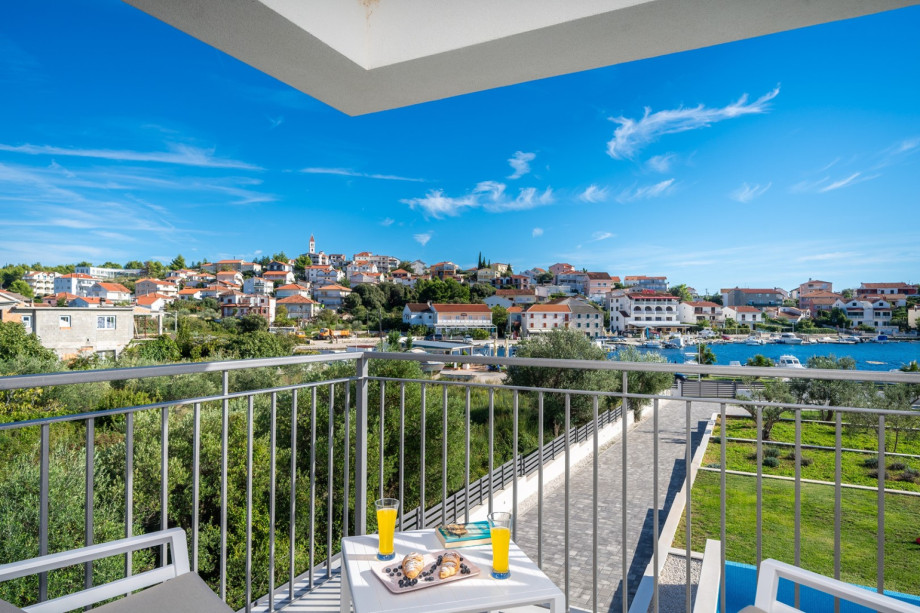 150m from the restaurant, coffee bar, 250m from a mini market and a 100m from the sea