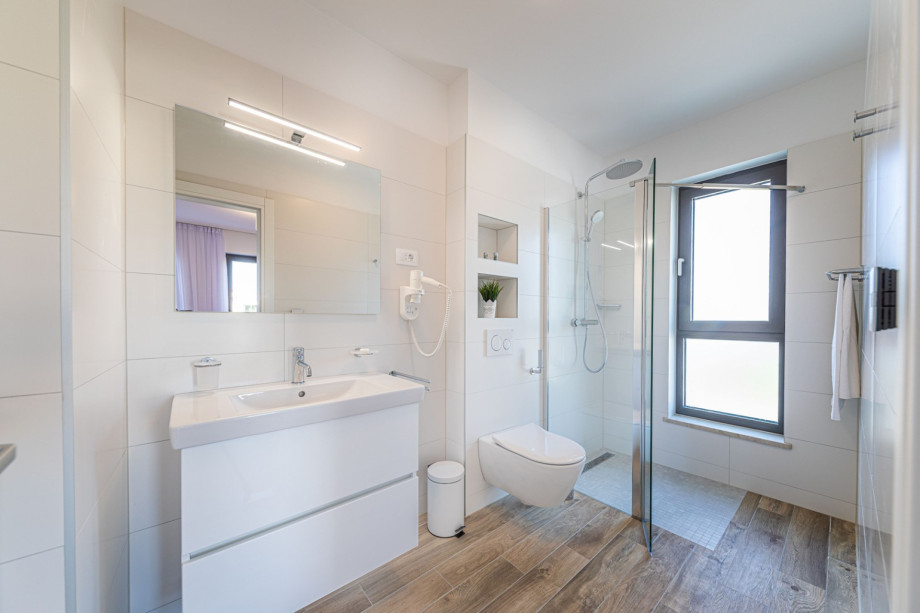 En-suite Bathroom in Bedroom Nr. 2 with walk-in shower