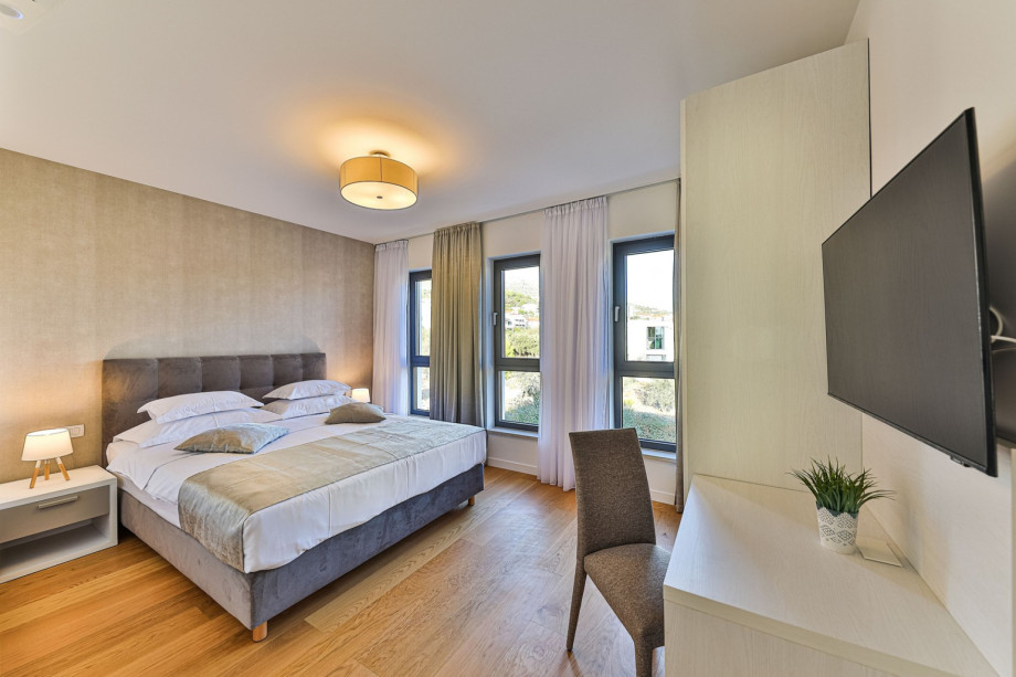 Bedroom NO3 (16 sqm) offers a King size bed 180x210 cm, en-suite bathroom with a shower, A/C, TV and views of the neighbourhood and natural surroundings.