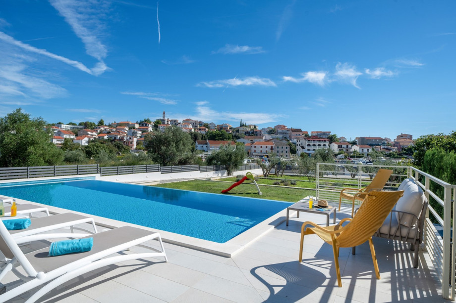 The sun deck area features seven sundeck chairs, an outdoor shower