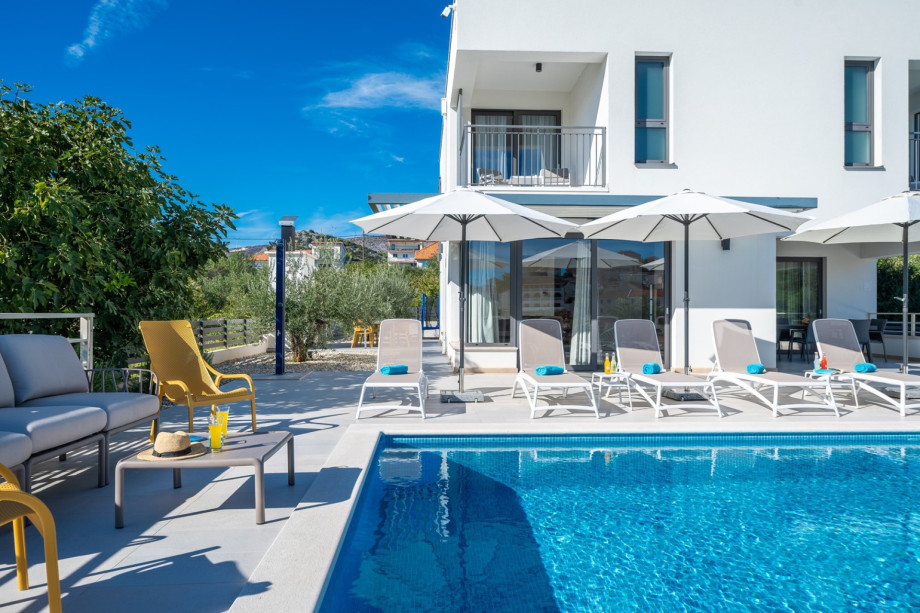 Private 10m x 4m heated pool, equipped with a state-of-the-art electrolysis non-chlorine system and featuring a relaxing hydromassage area