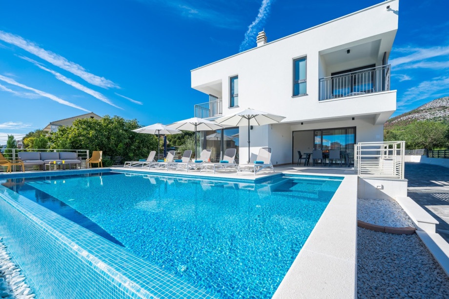 Dive into luxury with your very own private 10m x 4m heated pool, equipped with a state-of-the-art electrolysis non-chlorine system