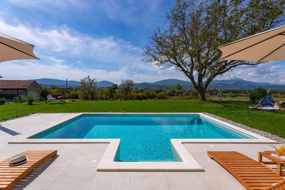 Spacious sun deck area with 6 sun deck chairs