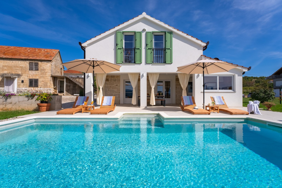 This adorable hidden gem, located 10 km from Sinj, sleeps 4+2 people and has a 28sqm private pool, 2 bedrooms, 2 bathrooms, table tennis.