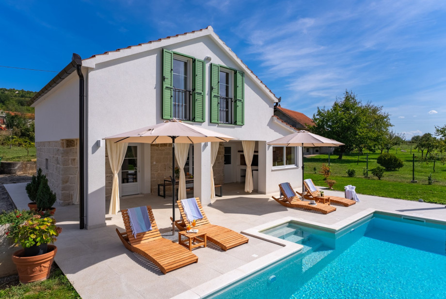 This villa is an ideal choice for those who like to enjoy some peace and quiet