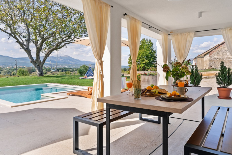 Covered dining area, with magnificent views of the mountains, forests, and the Cetina river