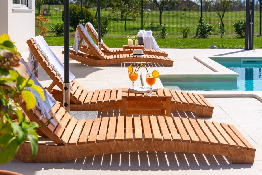 Spacious sun deck area with a 6 sun deck chairs