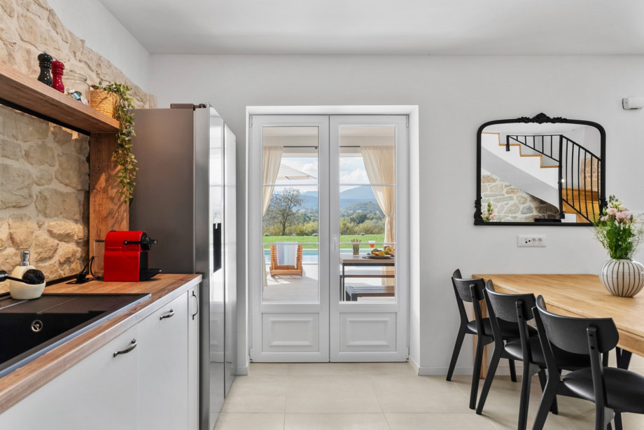 The ground floor offers a cute and air-conditioned living area with a fully equipped kitchen