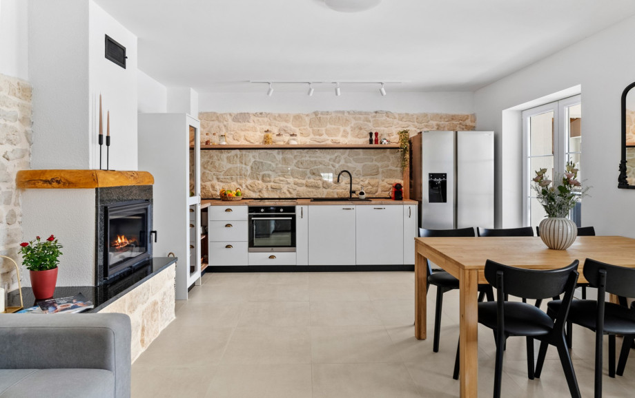 A fully equipped kitchen with all you need for a very comfortable stay (a Nespresso capsule , microwave, oven,.)