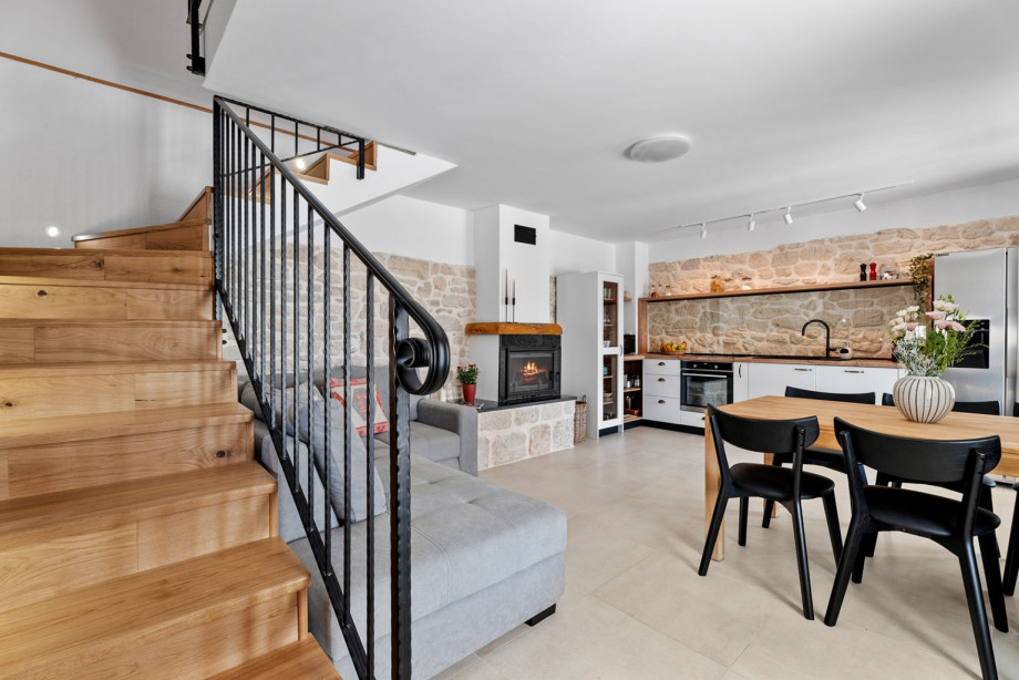 2 levels connected with an internal staircase