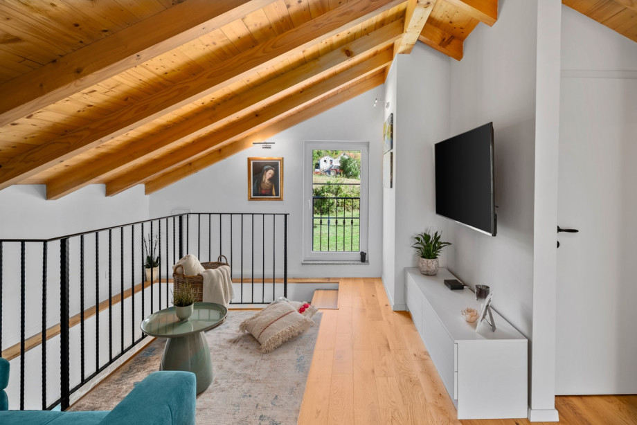 The first floor offers a gallery with a sofa and a TV with Play Station 5 console