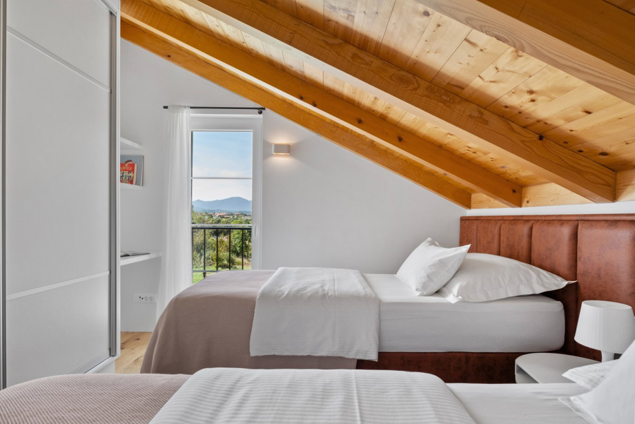 Bedroom NO2 has two single beds measuring 80x200 cm (which can be converted into a king size),