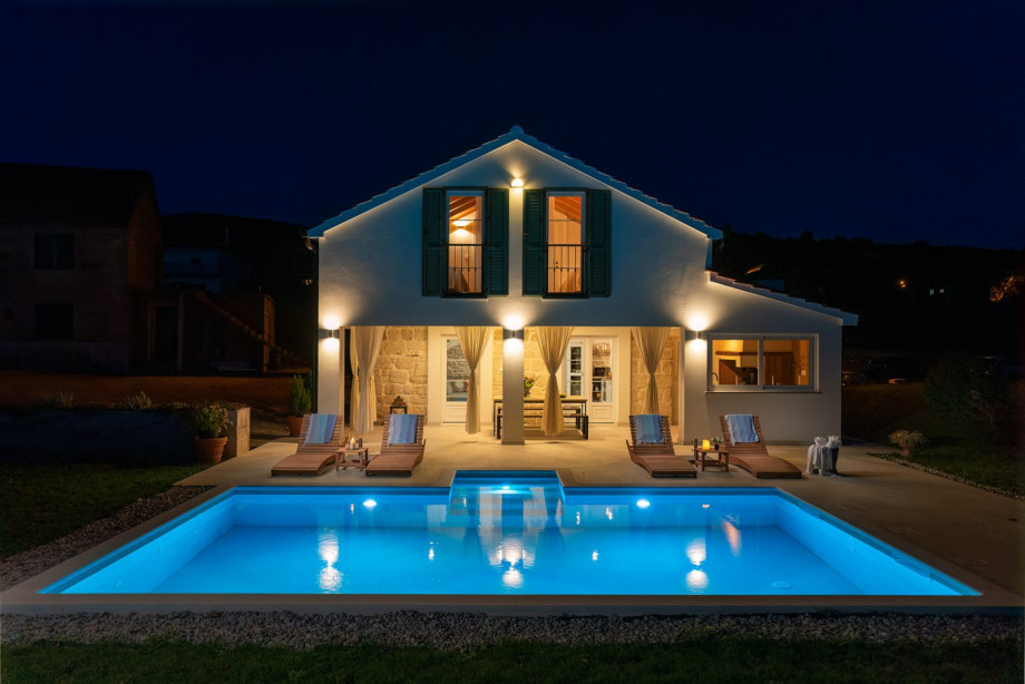 This is a nice place to stay in with a quiet environment but still close to all