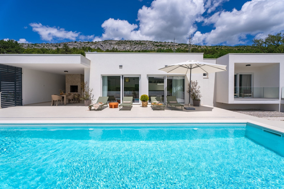 A private heated swimming pool measuring 11 meters by 3.5 meters, complete with invigorating hydromassage