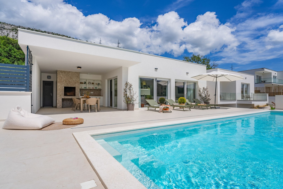 Villa Tenera is located in the quiet surroundings of the village of Tugare