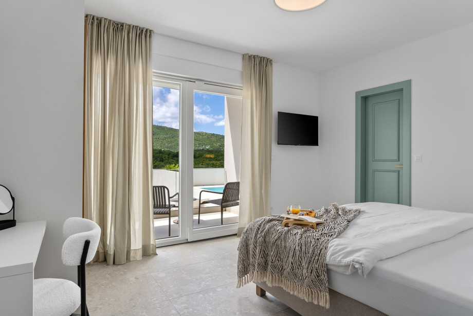 Bedroom No.1 features a luxurious king-size bed (180cm x 200cm)