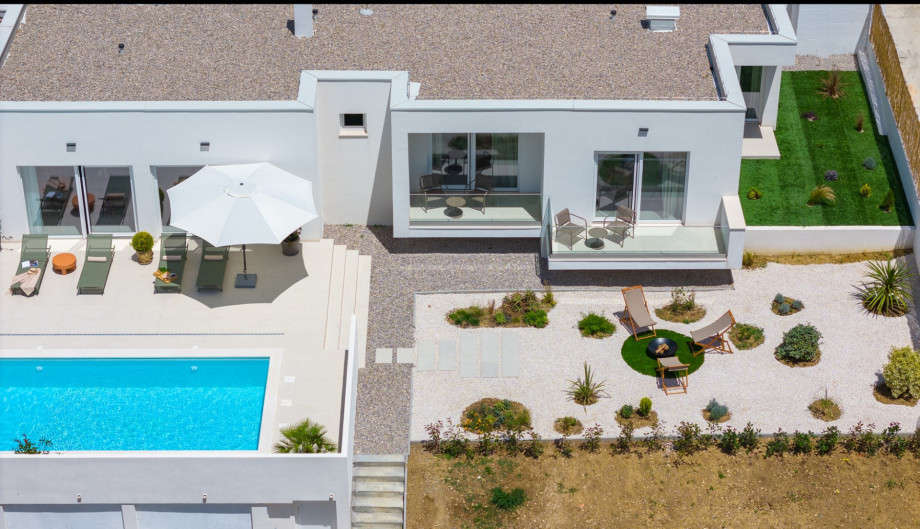 It is also conveniently located just 8km from the beach, a river, and the cute Mediterranean town of Omiš