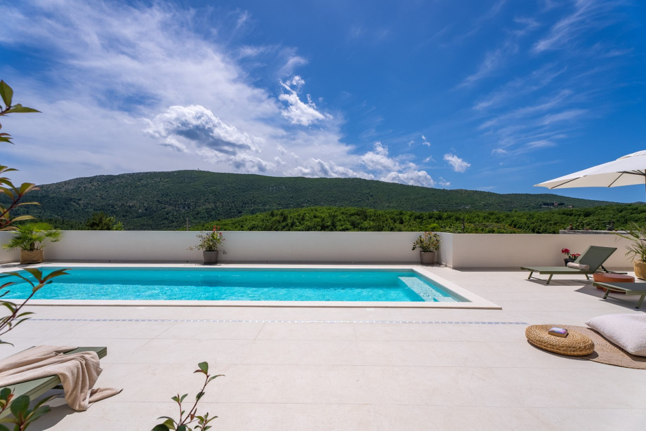 The nearest minimarket is 650 meters away, as are the Ruky fast-food delivery location