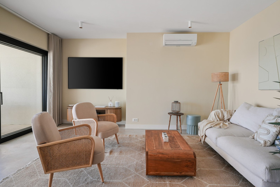 The ground floor is fully air-conditioned and offers a fully equipped kitchen with a spacious kitchen island