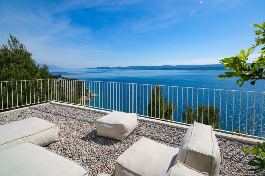 A lounge corner for relaxing and sunbathing with amazing sea views