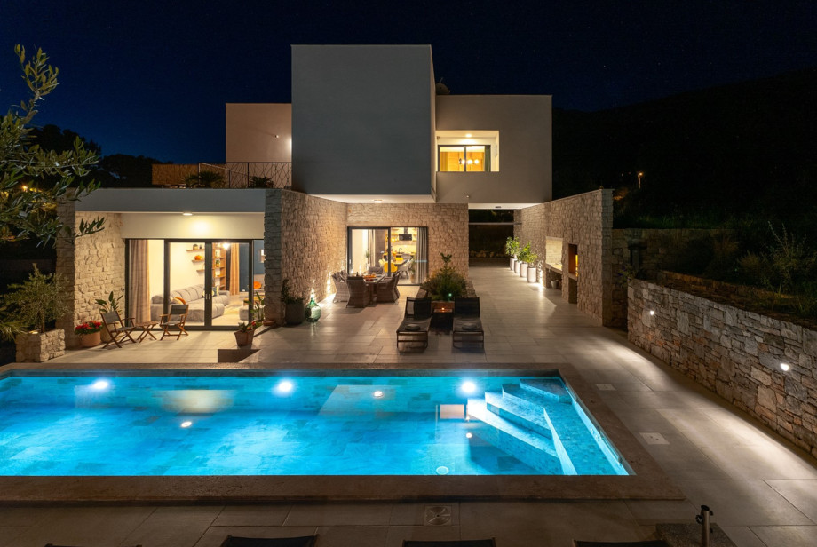 Villa Praska offers a very comfortable living room, a fully equipped kitchen with dining area, 3 en-suite bedrooms