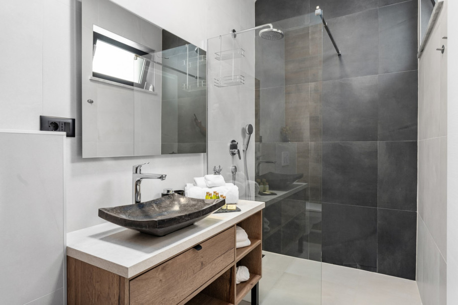 En-suite Bathroom with shower (4,6sqm)