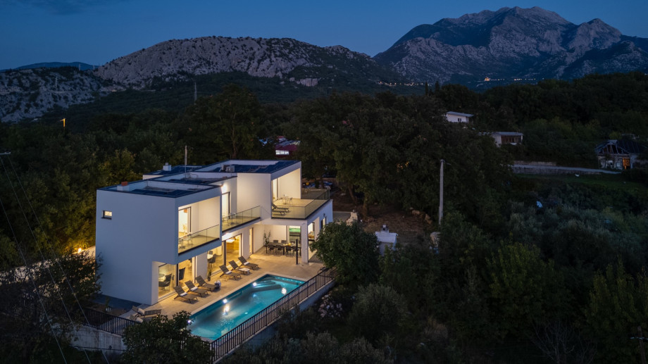 Villa Giro is located on a fenced 2,500-square-meter private plot with 264 square meters of usable interior space