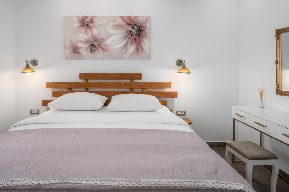 Bedroom NO1 (16sqm) with a king size bed 180cm x 200cm, en-suite bathroom with a shower, Air-condition, and a make-up table