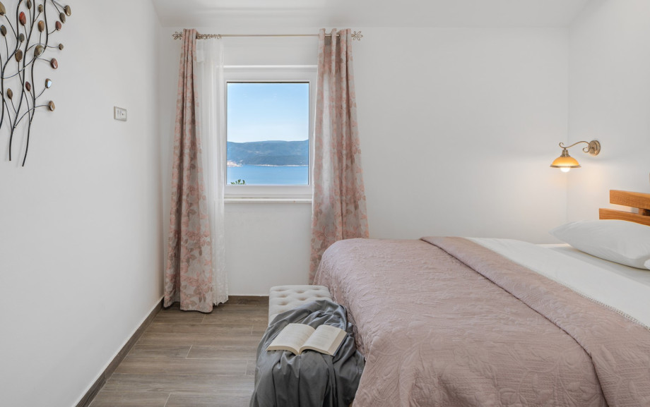 Bedroom NO5 (16sqm) with a king size bed 180cm x 200cm, en-suite bathroom with a shower, air-conditioning, a makeup table and sea views.