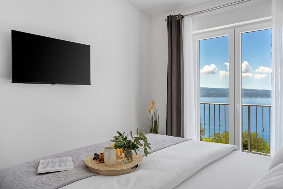 Bedroom No. 1 with a bacony and a seaview.