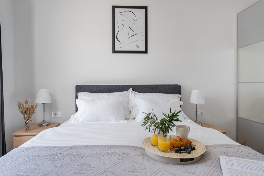 Bedroom No. 1 (12,6 square meters) on the first floor features a queen-size bed measuring 160 cm by 200 cm, an attached bathroom featuring a shower, a TV, air conditioning, sea views