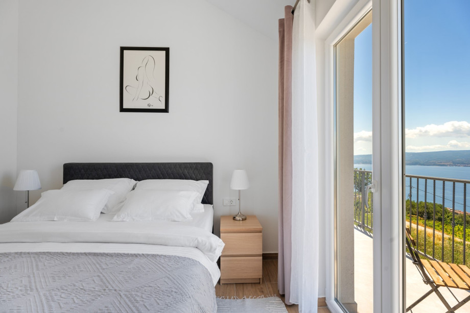 Bedroom No. 2 (10 sqm) has a queen-size bed measuring 160 cm by 200 cm, air conditioning, a TV, a shower, and a balcony with views of the sea