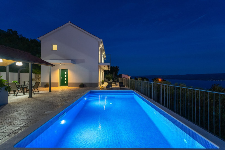 Villa Roko ,only , 10 minutes away from the small town of Omiš, which has many activities, beaches, and restaurants