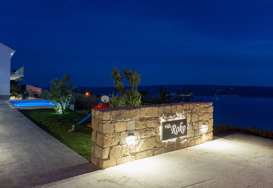 Seaview Villa Roko is situated on a slope with a somewhat narrow road, but it is still only 17 km from the well-known town of Split,