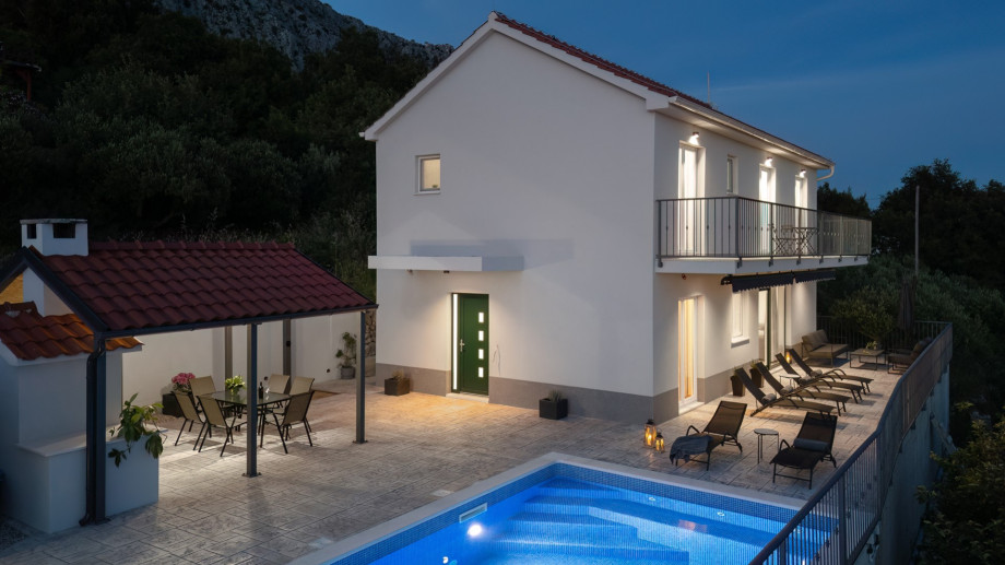 Villa Roko ,only , 10 minutes away from the small town of Omiš, which has many activities, beaches, and restaurants