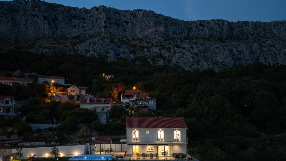 Breathtaking views of the sea and islands to the south and the summits of the mountains