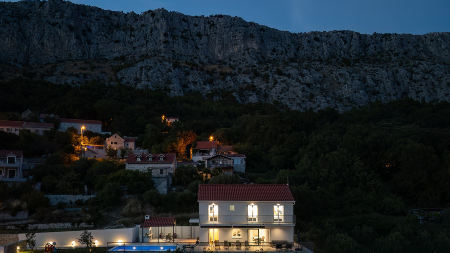 Breathtaking views of the sea and islands to the south and the summits of the mountains