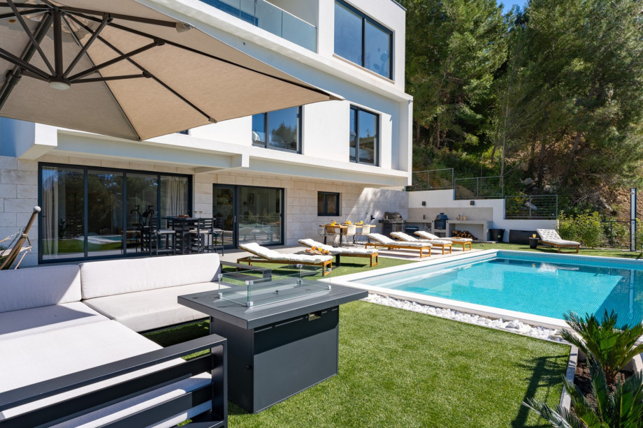 Luxury 4 bedroom villa, private pool, Gym, Finnish sauna