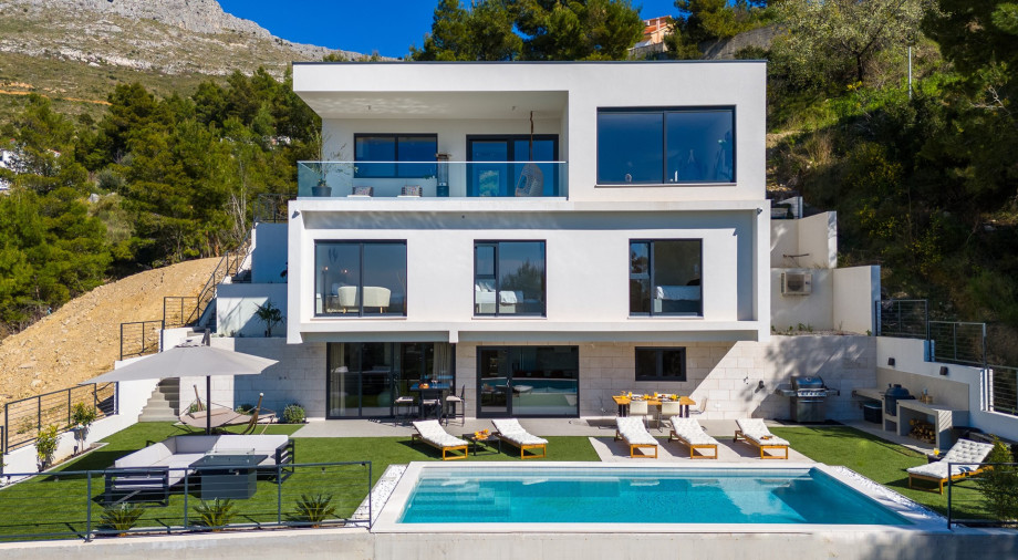 Holiday home sets a stylish tone with contemporary architecture and chic furnishings