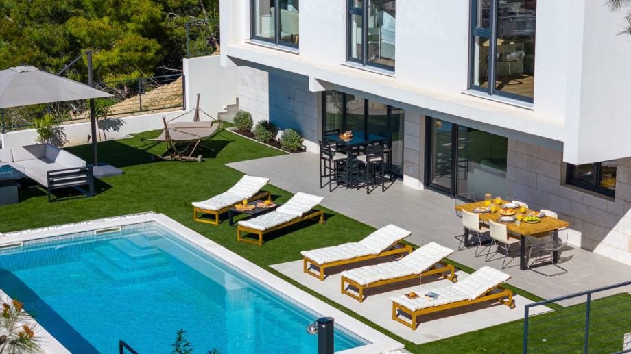 270sqm of nicely decorated interior spread on 600sqm private plot