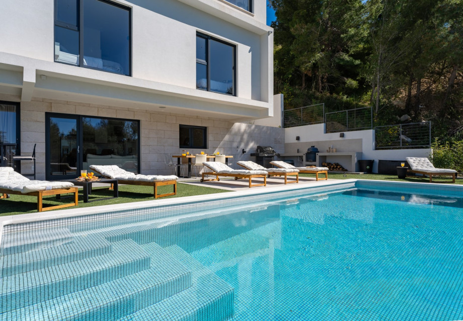 Private, heated 32sqm pool (8m x 4m) with fully automated salt electrolysis