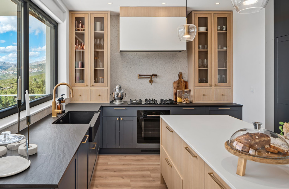 Stylish and fully equipped kitchen with all the amenities a modern guest