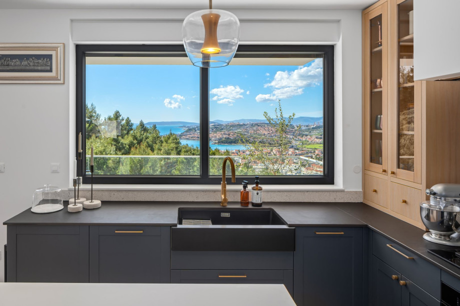 Stunning sea and city views from the kitchen