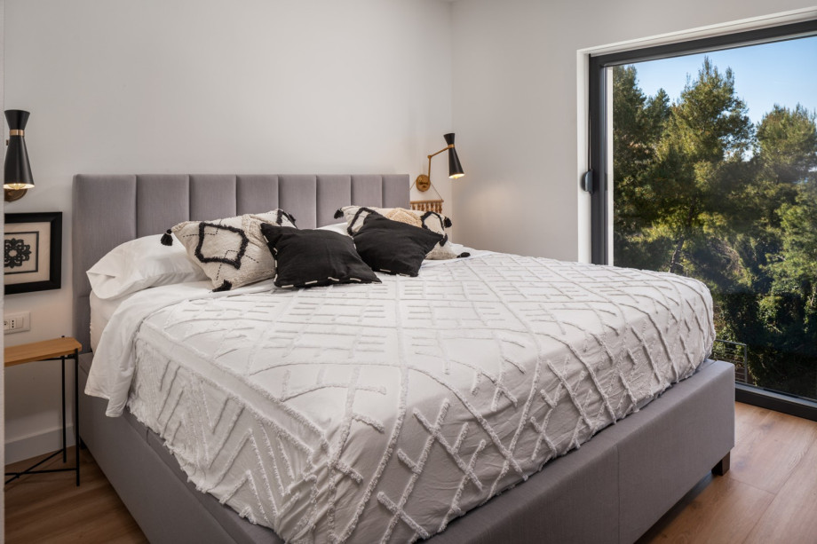 Bedroom NO1 with a TV, Air-conditioning, and a separate area with a single bed 100cm x 190cm