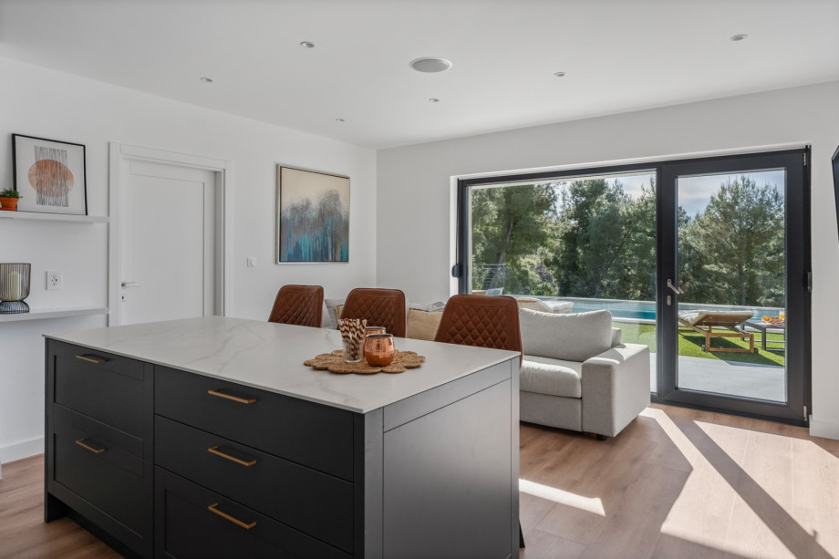 Ground floor (pool level) with a fully equipped kitchen with a kitchen island